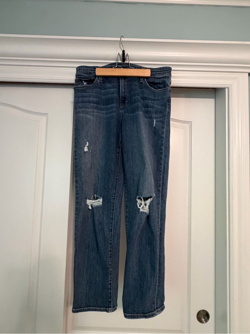 Joe’s the Niki mid rise boyfriend jeans in size 29